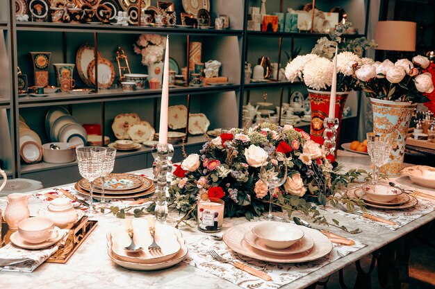 hermoso plato y flores frescas y perfectas de colores sobre una mesa de lujo