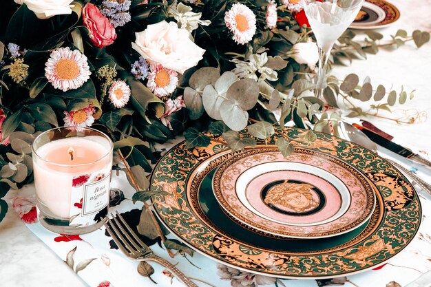 hermoso plato y flores frescas y perfectas de colores sobre una mesa de lujo