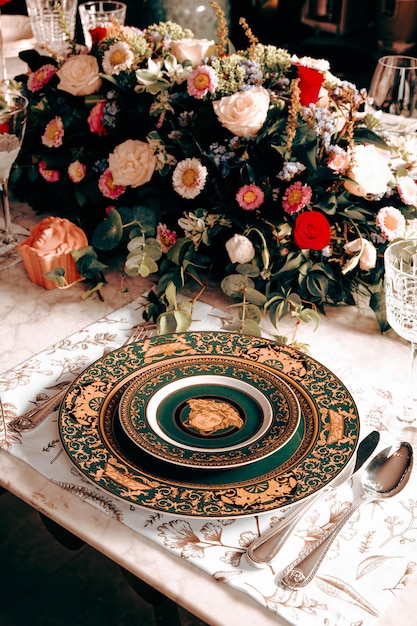 hermoso plato y flores frescas y perfectas de colores sobre una mesa de lujo
