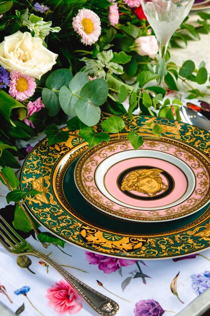 hermoso plato y flores frescas y perfectas de colores sobre una mesa de lujo