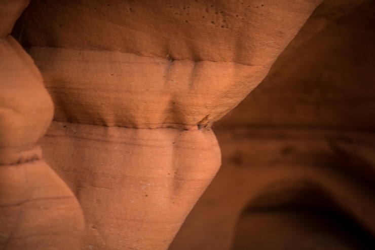 Foto un hermoso primer plano de un acantilado de piedra arenisca en letonia un patrón cercano de una formación de arena