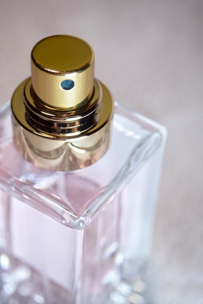 Un hermoso primer plano de una botella de perfume