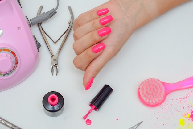 Hermoso primer plano de manicura en el salón sobre un fondo blanco aislar el concepto de belleza y salud