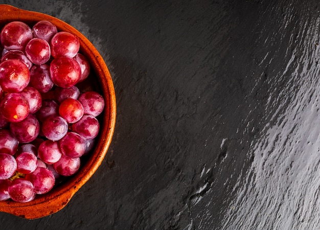Hermoso primer plano de racimo de uvas rojas en la mesa.