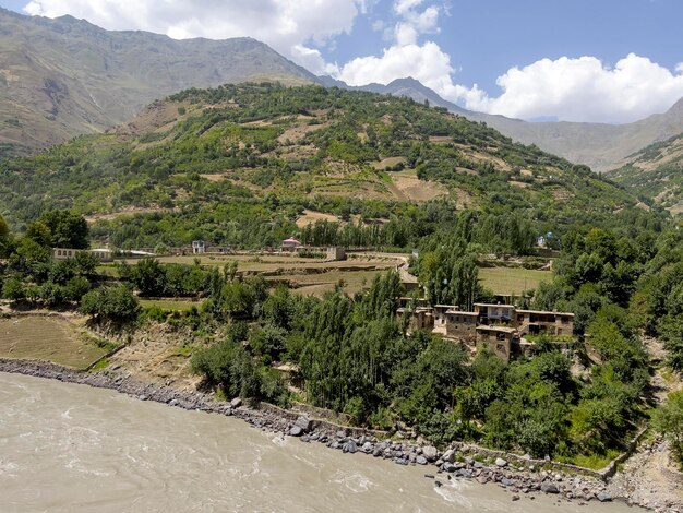 Hermoso pueblo afgano en el Panj