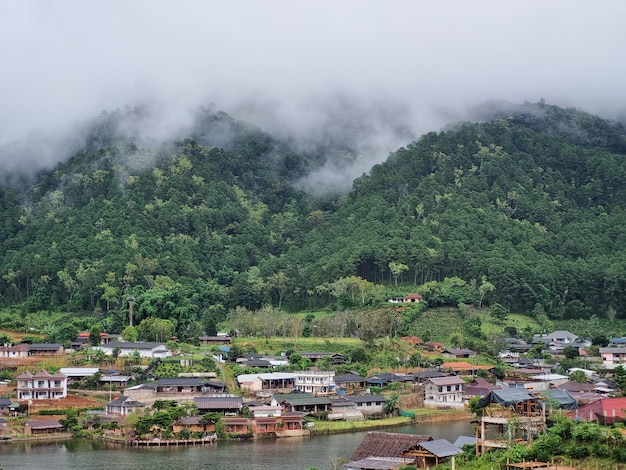 Hermoso pueblo de Ban Rak Thai Un asentamiento chino en Mae Hong Son Tailandia