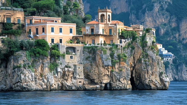 Un hermoso pueblo costero con coloridos edificios que se aferran a un acantilado rocoso con vistas al mar azul