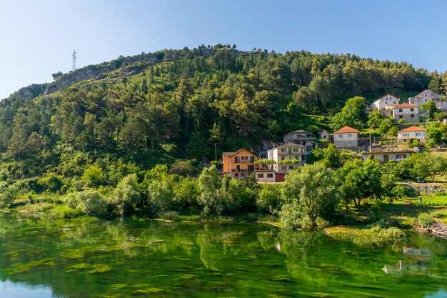 Un hermoso pueblo se encuentra en la ladera de la montaña.