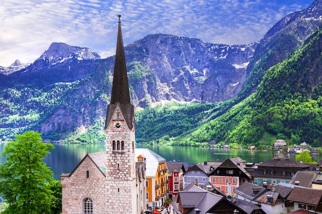 Hermoso pueblo en el lago en Austria rodeado por las montañas de los Alpes