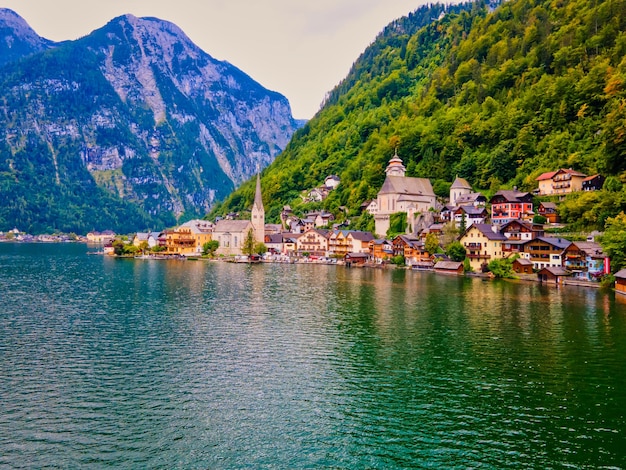 Hermoso pueblo de montaña Hallstatt en la región de Salzkammergut de los Alpes austriacos Hallstatt Austria Vista aérea de drones