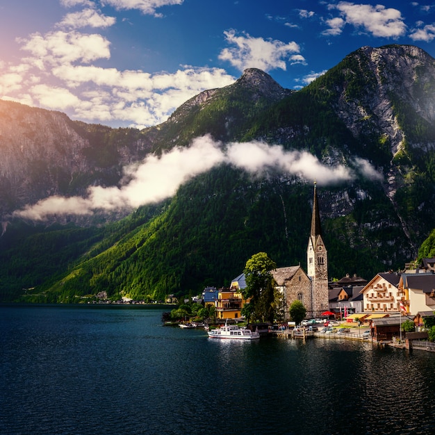 Hermoso pueblo entre las montañas. Austria. Europa.