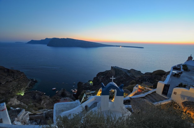 Hermoso pueblo de Oia en las Cícladas de Santorini por la noche