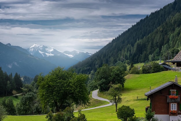 Hermoso pueblo en el paisaje de montaña Zermatt Village Suiza Destino turístico popular y lugar de vacaciones Paisaje de naturaleza alpina suiza