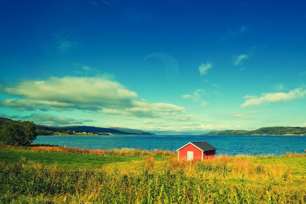 Hermoso pueblo de pescadores en el fiordo Hermosa naturaleza con cielo azul y casa de pesca rorby Noruega