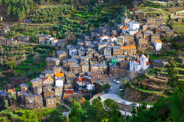 Hermoso pueblo tradicional en las montañas, Portugal