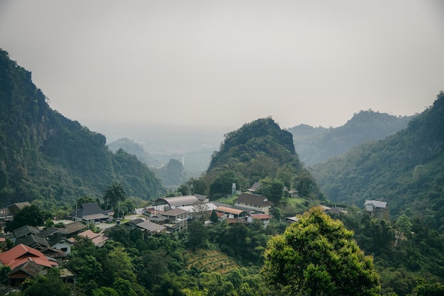 Hermoso pueblo en el valle, al norte de Tailandia.