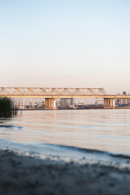 Hermoso puente ferroviario en el fondo de la bahía al atardecer