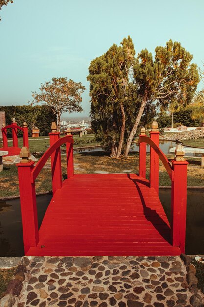 Foto hermoso puente de madera rojo japonés en un parque jardín en puerto rico al atardecer, ponce