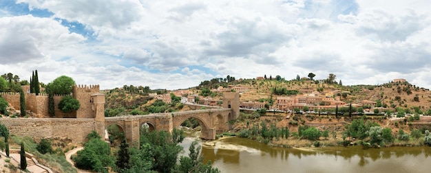 Hermoso puente romano en toledo