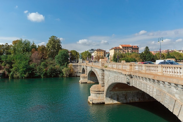 Hermoso Puente Umberto en Turín Italia