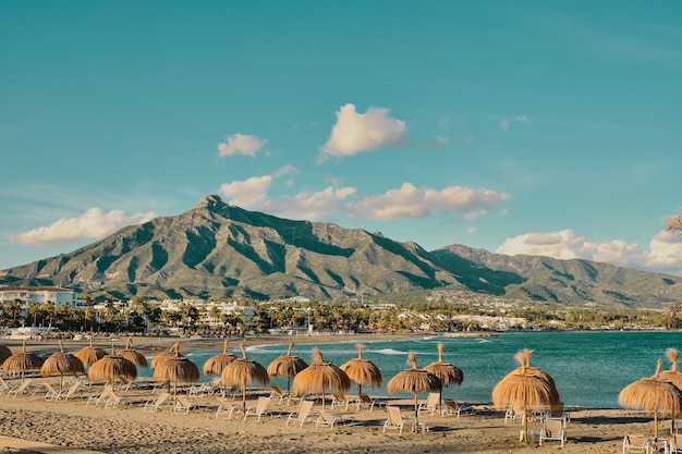 Hermoso Puerto Banús en Marbella, España en un hermoso día