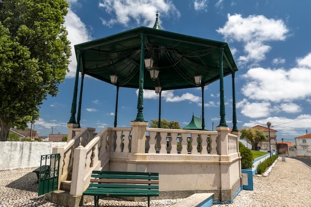 Hermoso quiosco de música en el pueblo