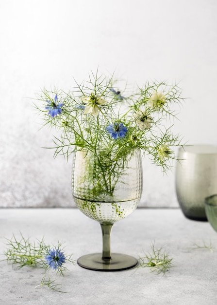 Hermoso ramo de amor azul y blanco en la niebla o diablo en la flor del arbusto en vino de copa