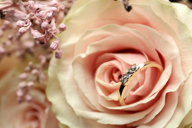 Hermoso ramo de boda con anillo de bodas, cerrar