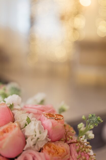 Foto hermoso ramo de boda y anillos de oro.