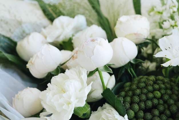 Hermoso ramo de boda moderno con rosas blancas. Concepto de tienda y entrega de flores. Regalo de vacaciones, vista lateral del día de la madre