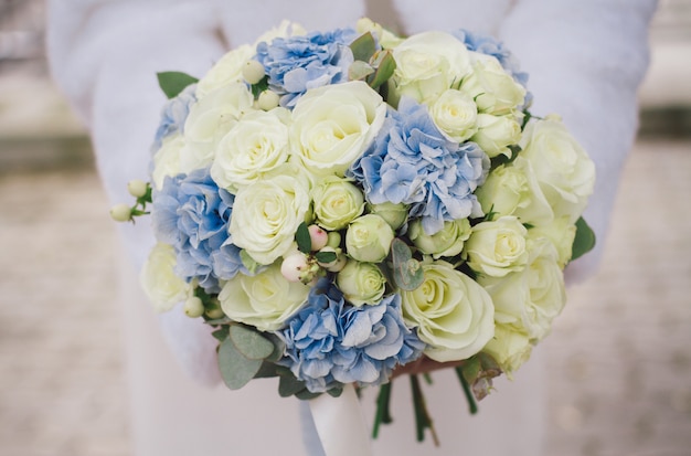 Hermoso ramo de boda de verano. Delicadas flores brillantes para niñas