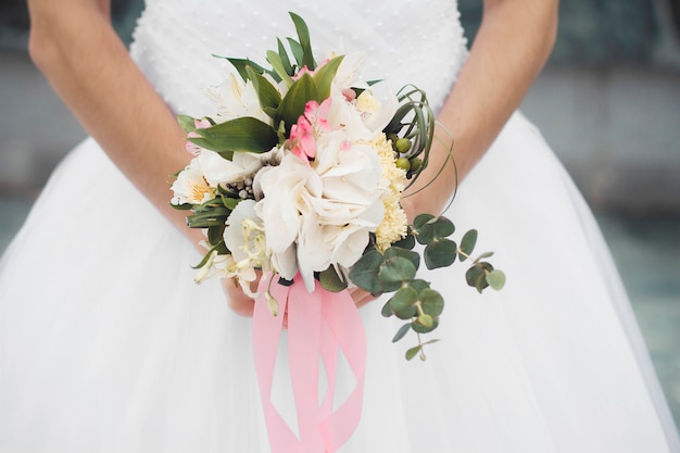 Hermoso ramo de boda de verano. Flores brillantes