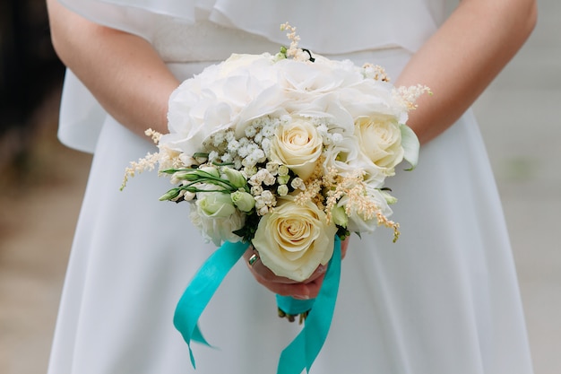 Foto hermoso ramo de boda de verano y vestido de novia