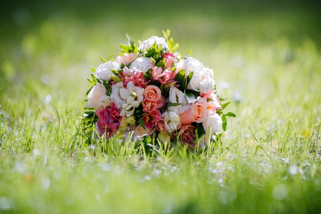 Hermoso ramo de boda de verano