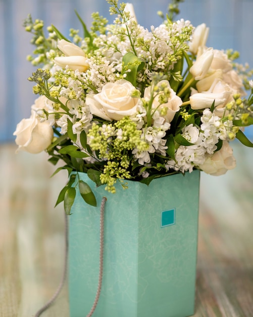 Hermoso ramo de flores blancas en la caja