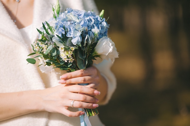 Hermoso ramo de flores de boda en manos de la novia. copia espacio