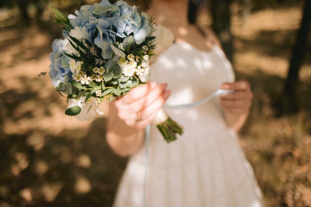 Hermoso ramo de flores de boda en manos de la novia