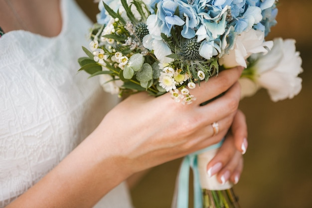 Hermoso ramo de flores de boda en manos de la novia