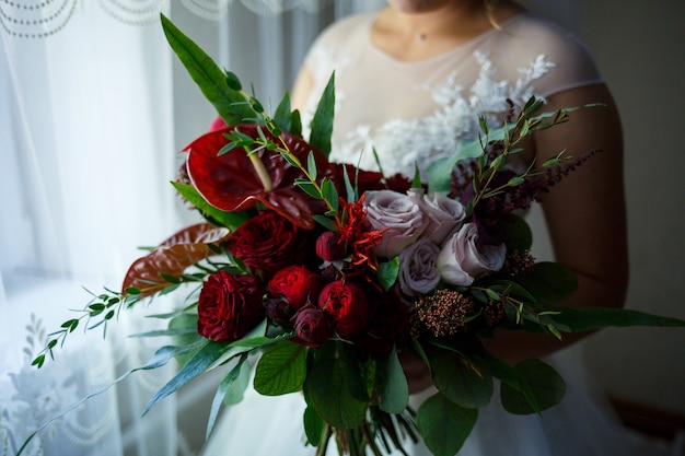 Hermoso ramo de flores de boda en manos de los recién casados.