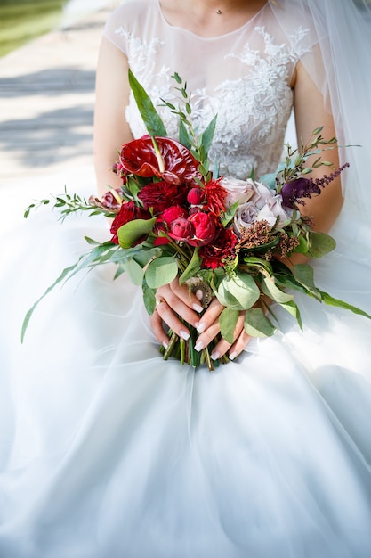 Hermoso ramo de flores de boda en manos de los recién casados.