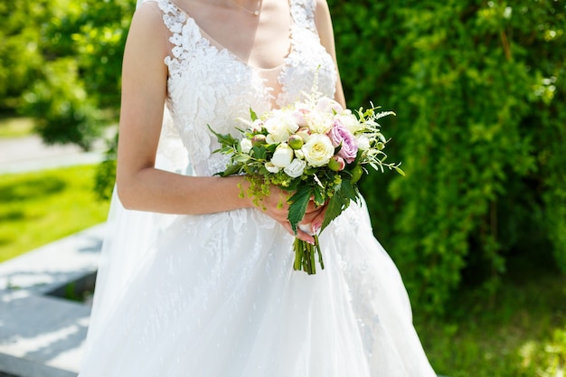 Hermoso ramo de flores de boda en manos de los recién casados.