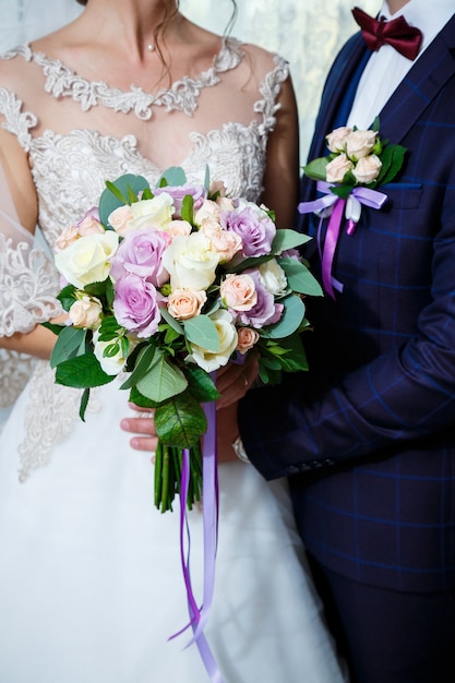 Hermoso ramo de flores de boda en manos de los recién casados.