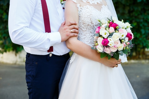 Hermoso ramo de flores de boda en manos de los recién casados.