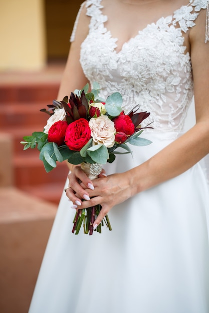 Hermoso ramo de flores de boda en manos de los recién casados.