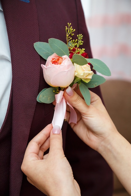 Hermoso ramo de flores de boda en manos de los recién casados.