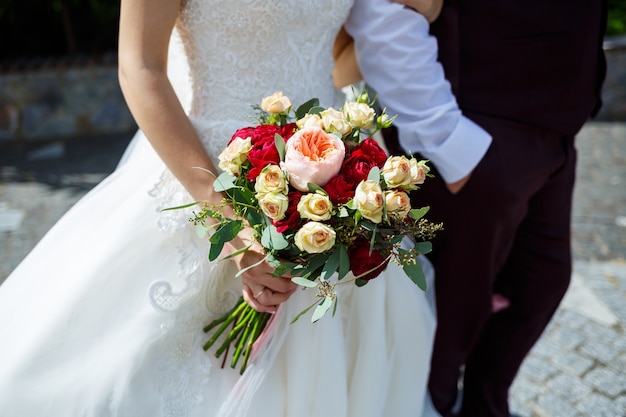 Hermoso ramo de flores de boda en manos de los recién casados.