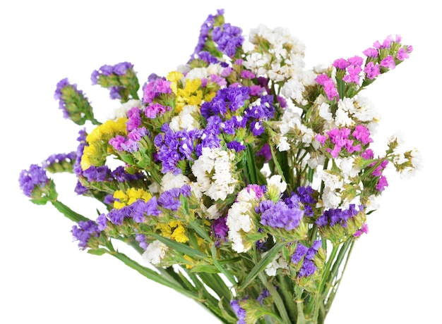 Un hermoso ramo de flores brillantes aisladas en blanco