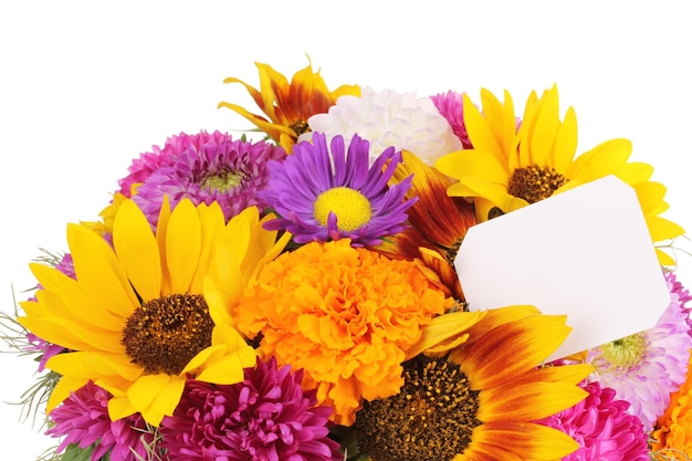 hermoso ramo de flores brillantes con una nota de papel de primer plano aislado en blanco
