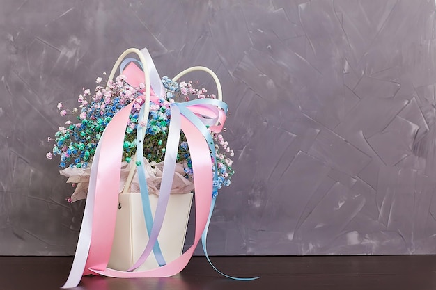 Foto hermoso ramo de flores en caja redonda y caja de regalo rosa en una mesa blanca regalo para vacaciones cumpleaños boda día de la madre día de san valentín día de la mujer arreglo floral en una caja de sombrero