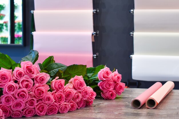 Hermoso ramo de flores de color rosa en la mesa